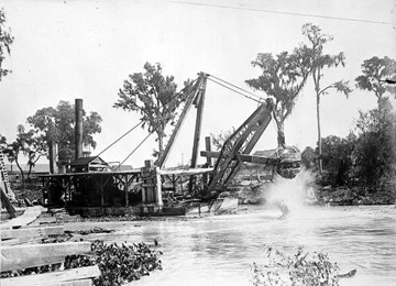 The first commercial phosphate mining in Florida occurred at Dunellon, Marion County, in 1889. Hard rock phosphate deposits were dredged in and near the Withlacoochee River.